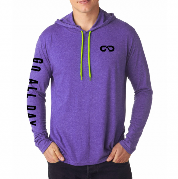 Hoodie dengan kombinasi warna kontras